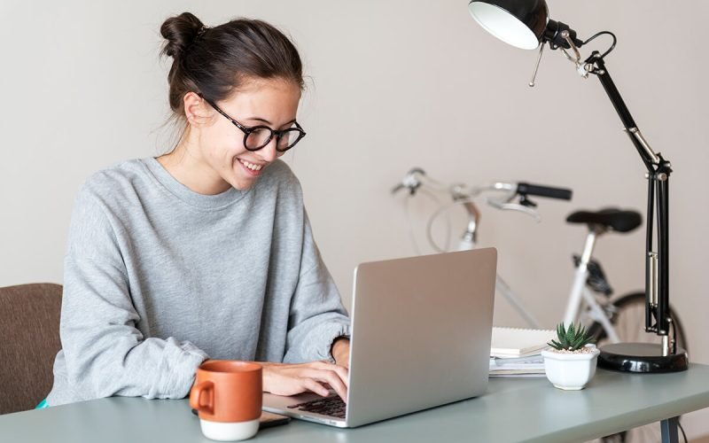 woman-using-computer-laptop-TPL3ZR2.jpg